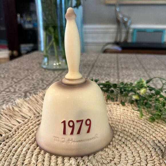 M. I Hummel Vintage Lot of Thimble, Pin,‎ Medallion Ornament & 1979 Bell - Picture 9 of 12